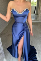 Vestido de fiesta azul con cuentas, escote en corazón, abertura alta y cola de corte
