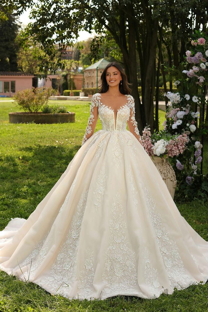 Vestido de novia largo color marfil estilo princesa, con mangas largas, apliques y cola