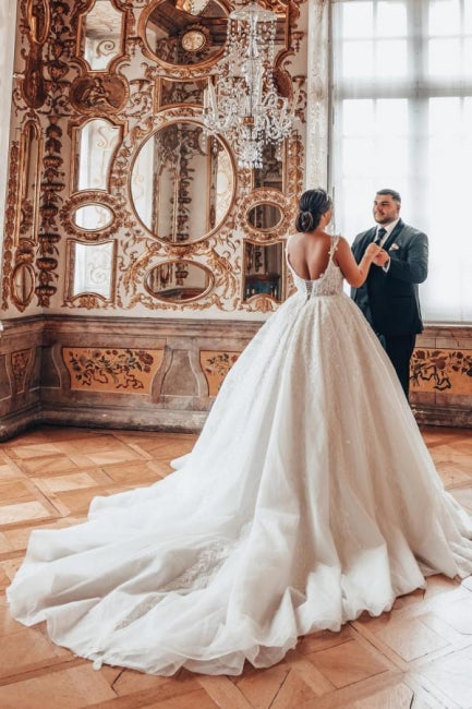 Vestido de Noiva Luxuoso em Tafetá com Aplicações e Saia Rodada Estilo Princesa