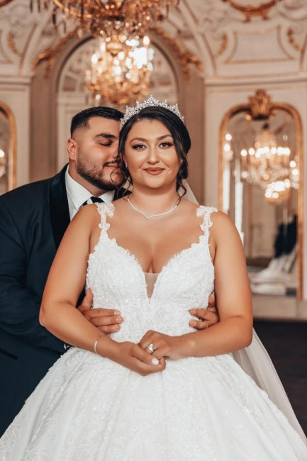 Vestido de Noiva Luxuoso em Tafetá com Aplicações e Saia Rodada Estilo Princesa