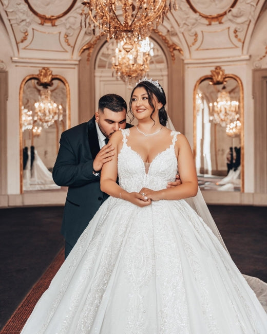 Vestido de Noiva Luxuoso em Tafetá com Aplicações e Saia Rodada Estilo Princesa