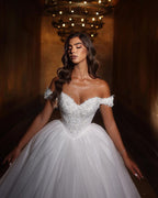 Vestido de Noiva Branco Longo Princesa Coração com Decote Ombro a Ombro, Corte em A e Brilho, com Renda