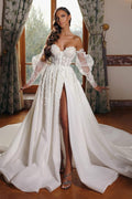 Abito da sposa in pizzo e tulle con scollo a barca, maniche lunghe, linea a trapezio e spacco
