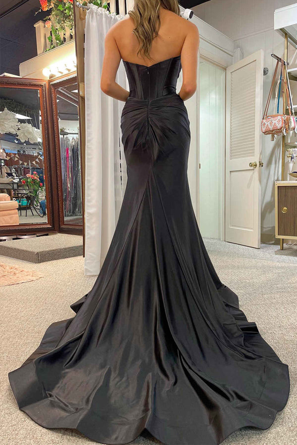 Vestido longo de baile preto com corte sereia e racha, estilo coração