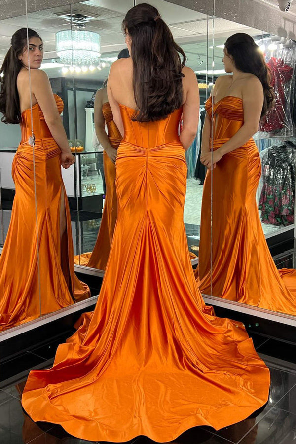 Vestido longo de baile preto com corte sereia e racha, estilo coração
