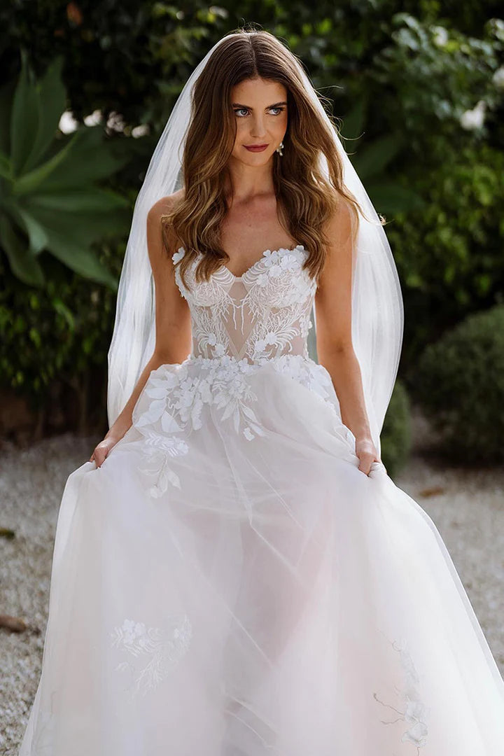 Vestido de novia bohemio de encaje con apliques y sin mangas de escote corazón