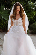 Vestido de novia bohemio de encaje con apliques y sin mangas de escote corazón