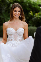 Vestido de novia bohemio de encaje con apliques y sin mangas de escote corazón