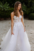 Vestido de novia bohemio de encaje con apliques y sin mangas de escote corazón
