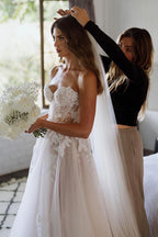 Vestido de novia bohemio de encaje con apliques y sin mangas de escote corazón