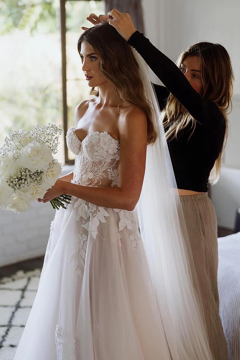 Vestido de novia bohemio de encaje con apliques y sin mangas de escote corazón