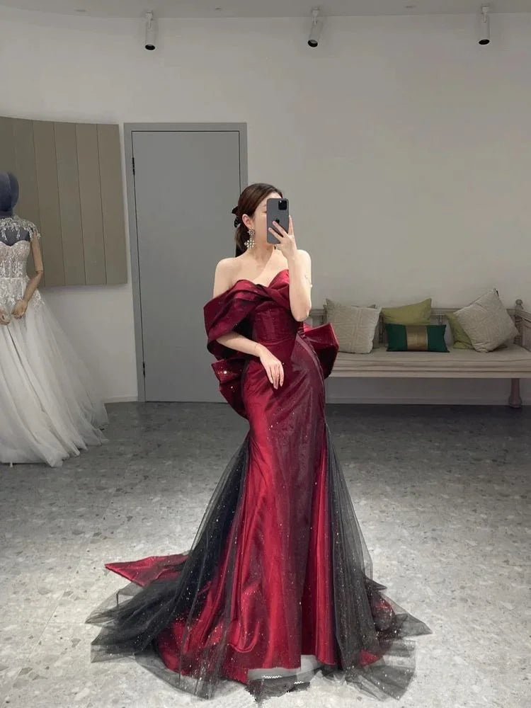 Vestido de Noite Borgonha Romântico com Ombros Descobertos Vestido de Receção Y4416