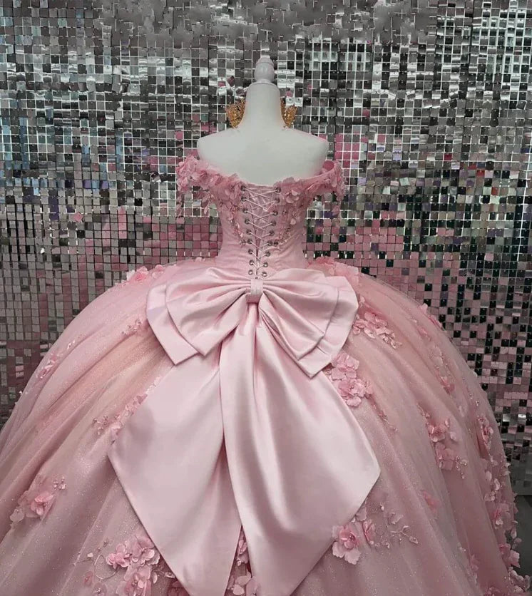 Vestido de Quinceanera Decote Fora do Ombro Cor-de-Rosa Vestido de Baile com Aplicações 3D e Cintura Ajustada Y6791