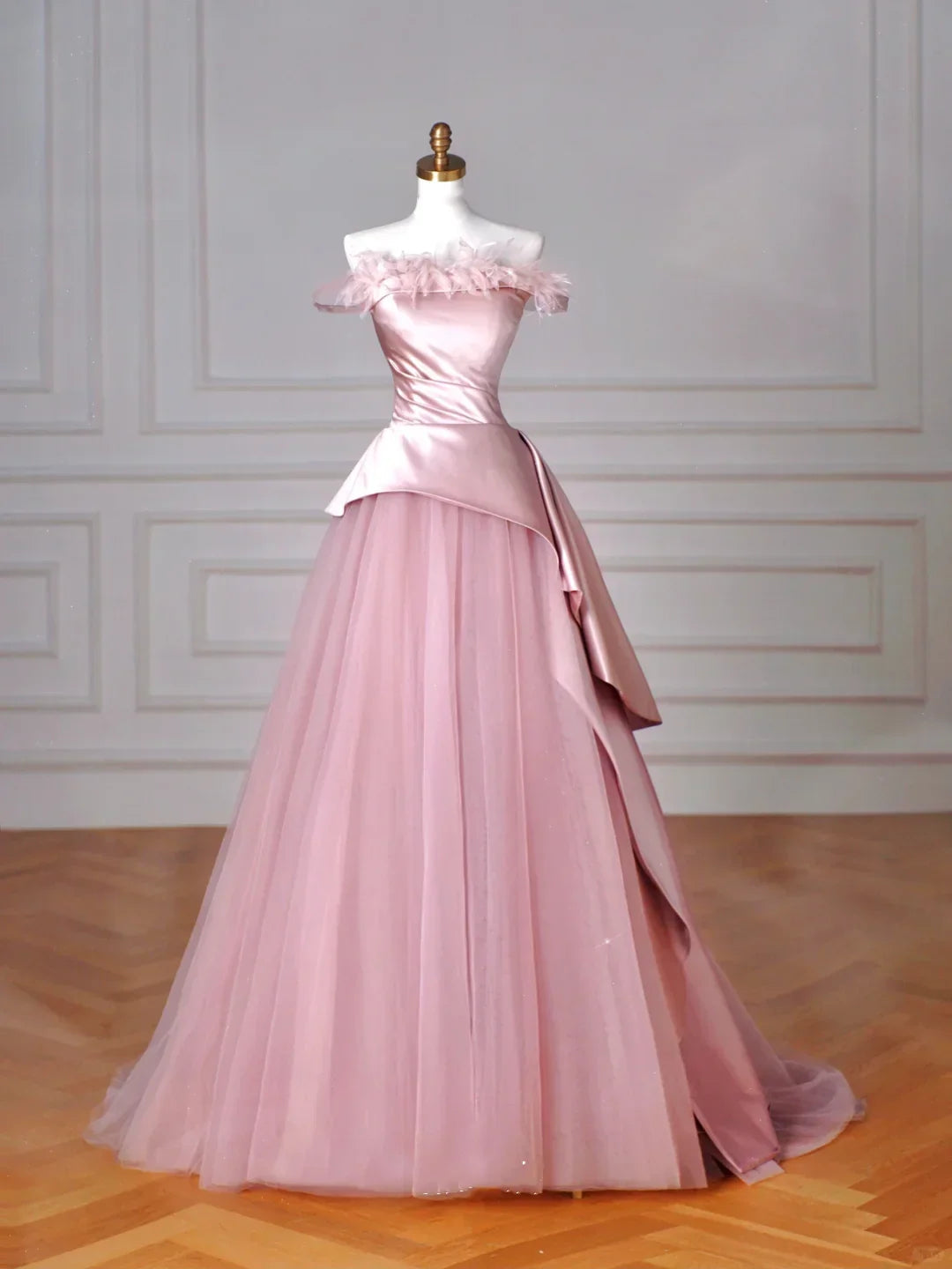 Vestido de Baile de Gala Sem Alças de Tule e Cetim com Penas Elegantes Cor-de-Rosa Linha A Y8629