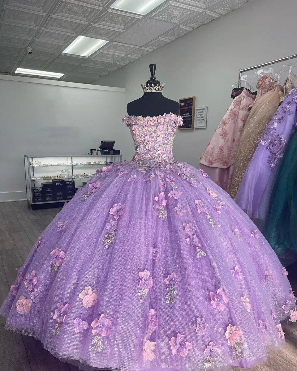 Vestido de Baile Elegante de Tule Brilhante com Aplicação de Alfazema, Ombros Descobertos, Flores 3D, Vestido de Princesa Doce para 15 Anos Y285