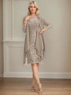 Etui/Säulenförmiges Kleid mit Illusion, knielang, aus Spitze und Chiffon, Brautmutterkleid mit herabfließenden Rüschen und Pailletten