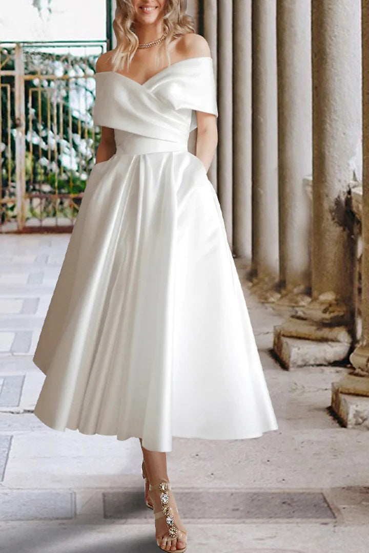 Teelanges, schulterfreies Strand-Brautkleid aus Satin mit Taschen