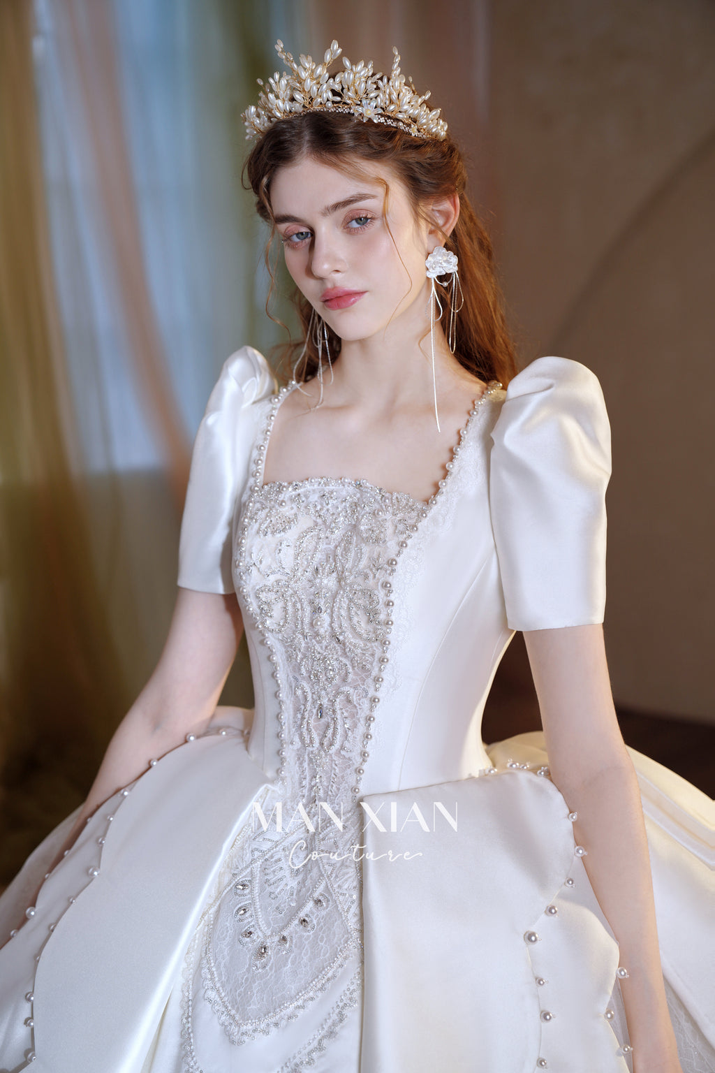 Abito da sposa in raso con scollo quadrato, gonna a palloncino, fiocco grande e strascico a cattedrale