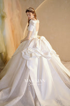 Abito da sposa in raso con scollo quadrato, gonna a palloncino, fiocco grande e strascico a cattedrale