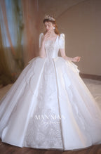 Abito da sposa in raso con scollo quadrato, gonna a palloncino, fiocco grande e strascico a cattedrale
