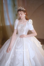 Abito da sposa in raso con scollo quadrato, gonna a palloncino, fiocco grande e strascico a cattedrale