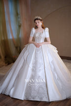 Abito da sposa in raso con scollo quadrato, gonna a palloncino, fiocco grande e strascico a cattedrale