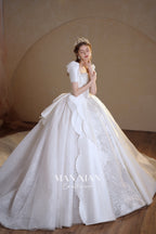 Abito da sposa in raso con scollo quadrato, gonna a palloncino, fiocco grande e strascico a cattedrale