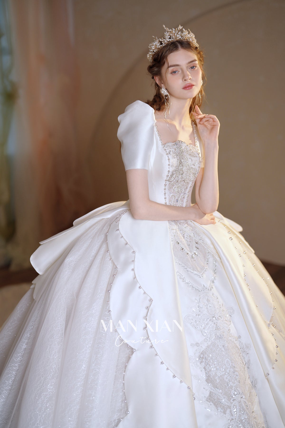 Abito da sposa in raso con scollo quadrato, gonna a palloncino, fiocco grande e strascico a cattedrale