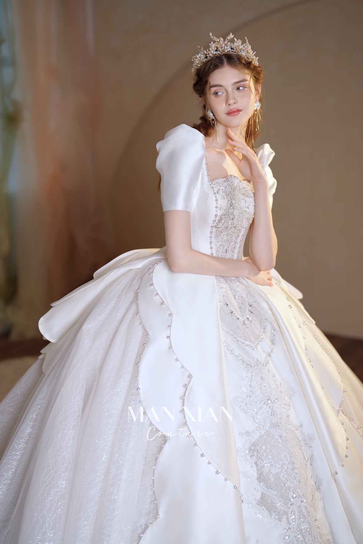 Abito da sposa in raso con scollo quadrato, gonna a palloncino, fiocco grande e strascico a cattedrale