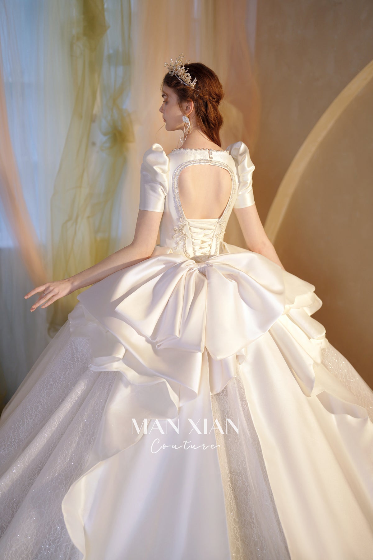 Abito da sposa in raso con scollo quadrato, gonna a palloncino, fiocco grande e strascico a cattedrale