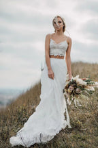 Vestido de novia de dos piezas con apliques de encaje y tirantes finos