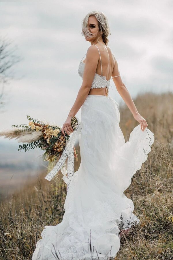 Vestido de novia de dos piezas con apliques de encaje y tirantes finos