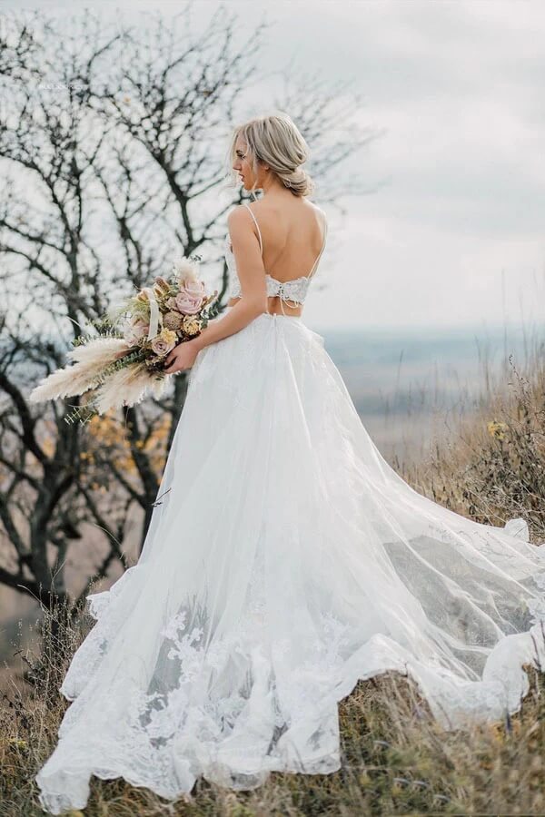 Vestido de novia de dos piezas con apliques de encaje y tirantes finos