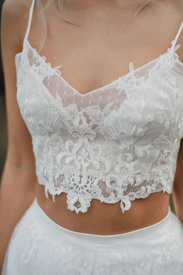 Vestido de novia de dos piezas con apliques de encaje y tirantes finos