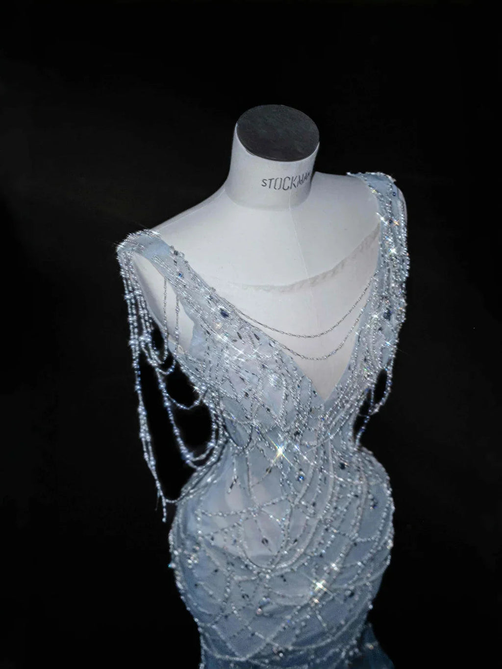 Vestido de Festa Longo Sereia Azul Sonho com Tule, Decote em V e Corrente de Contas Y8665