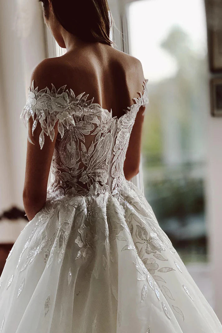 Robe de mariée rustique en dentelle avec appliques uniques et épaules dénudées