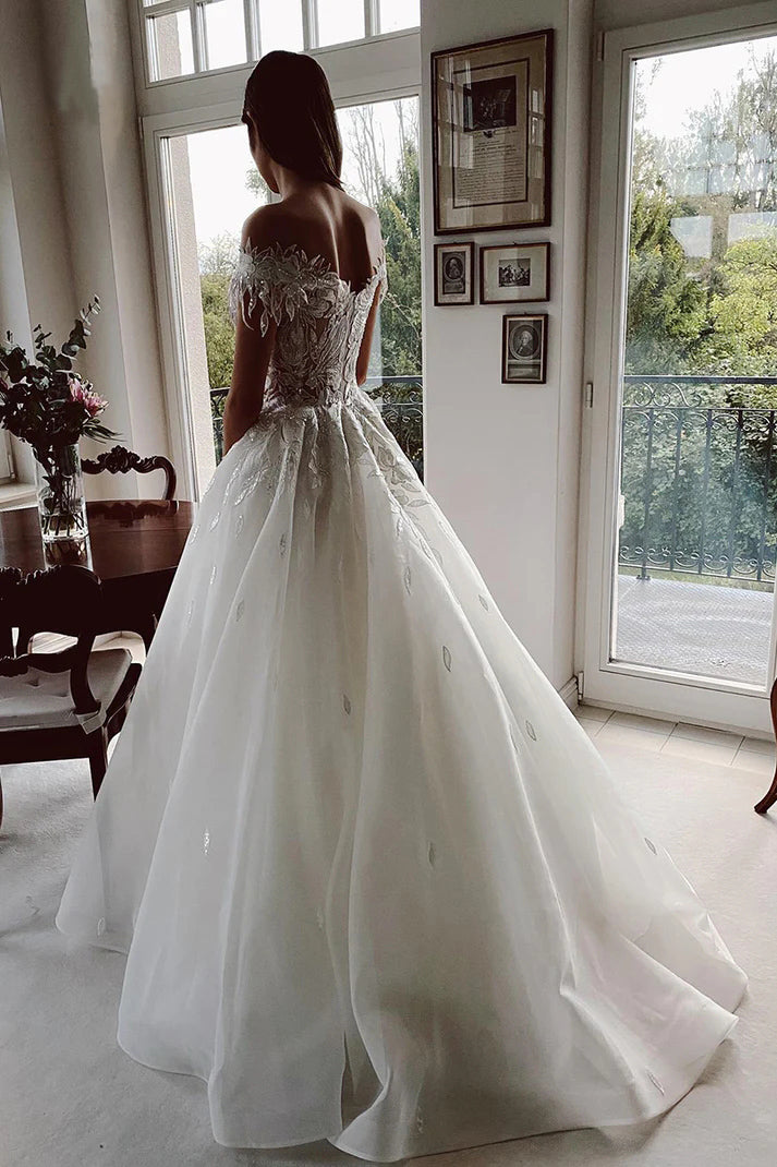 Robe de mariée rustique en dentelle avec appliques uniques et épaules dénudées