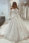 Robe de mariée princesse unique à manches longues décolletée aux épaules