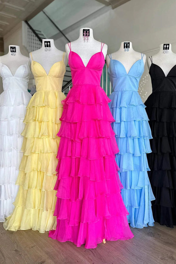 Vestido de cerimónia em chiffon com folhos fúcsia, alças em decote em V e racha