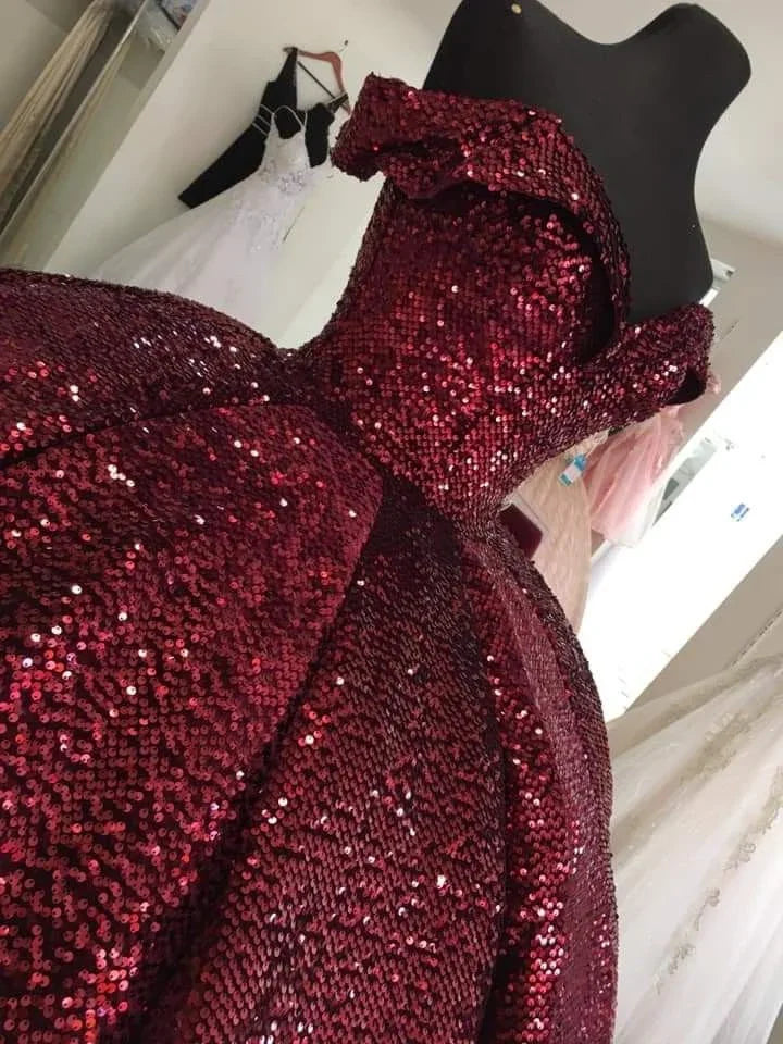 Vestido de Baile Borgonha Brilhante com Ombros Descobertos Vestido Doce 16 Y4264