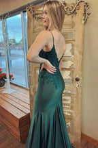 Vestido longo de baile verde escuro em cetim com decote em V e aplicação de sereia