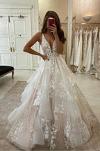 Vestido de noiva em renda com decote em V, tule cansado, corte evasê, comprimento até ao chão