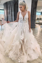 Vestido de noiva em renda com decote em V, tule cansado, corte evasê, comprimento até ao chão