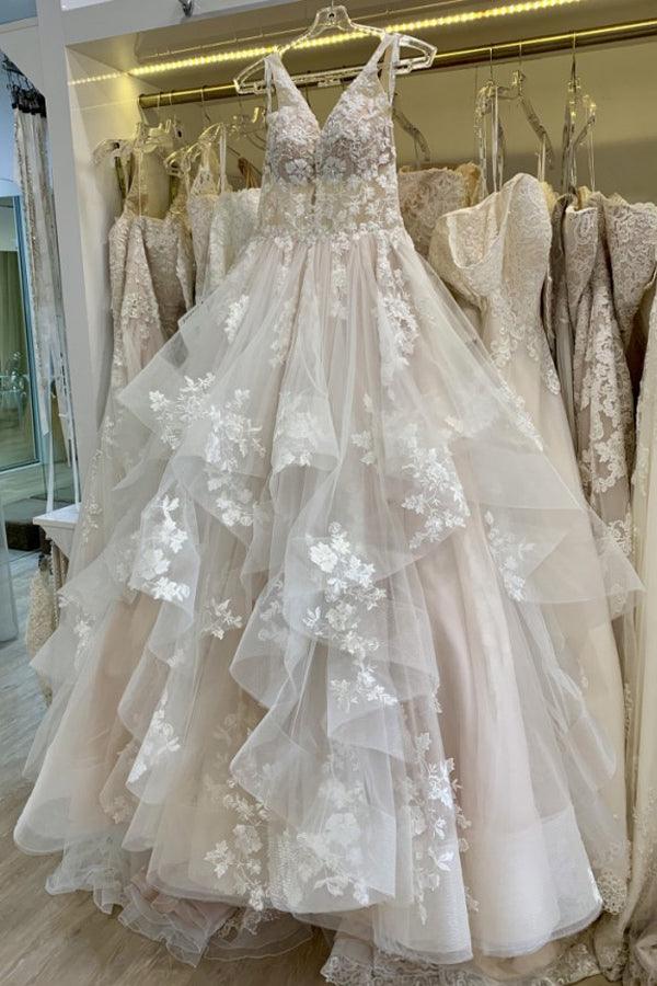 Vestido de noiva em renda com decote em V, tule cansado, corte evasê, comprimento até ao chão
