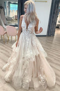 Vestido de noiva em renda com decote em V, tule cansado, corte evasê, comprimento até ao chão