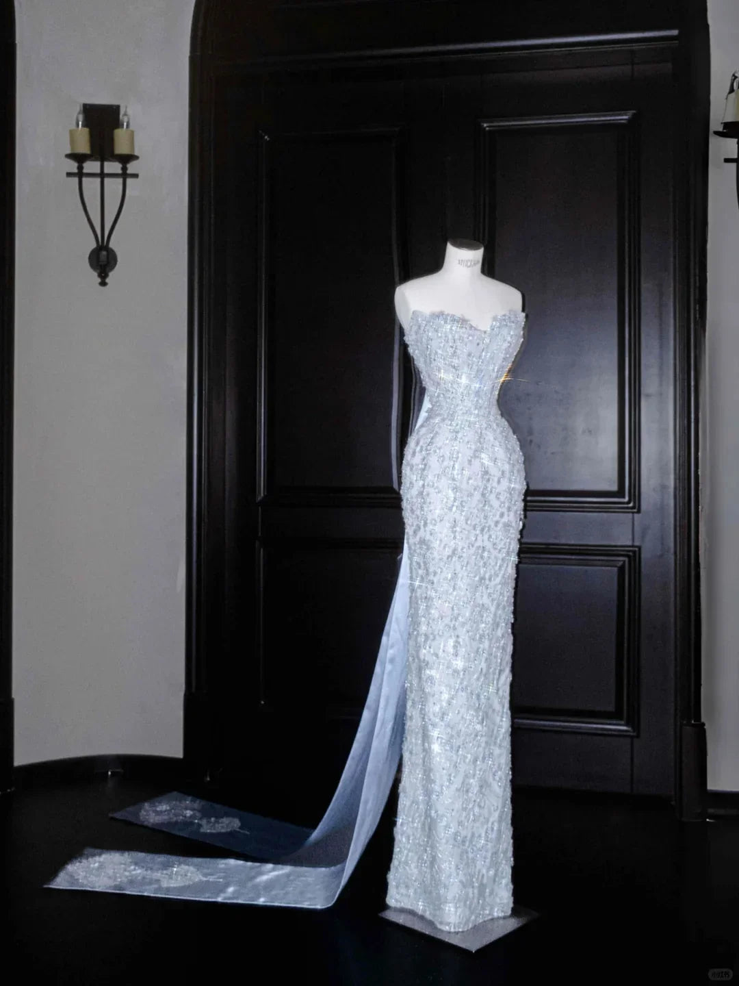 Vestido largo de fiesta y de noche azul deslumbrante sin tirantes con lentejuelas y cuentas Y8654