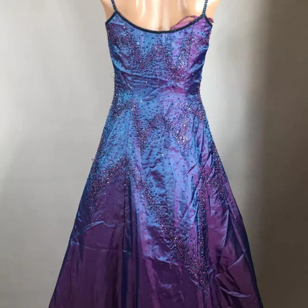 Deslumbrante Vestido de Noite Roxo com Contas, Corte em A, Alças Finas, Vestido de Festa e Baile Y7955