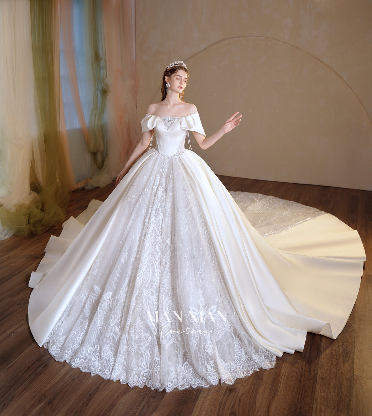 Vestido de Noiva Regal de Cetim com Ombros Descobertos, Saia Rodada, Cauda de Catedral e Aplicações de Renda com Cristais