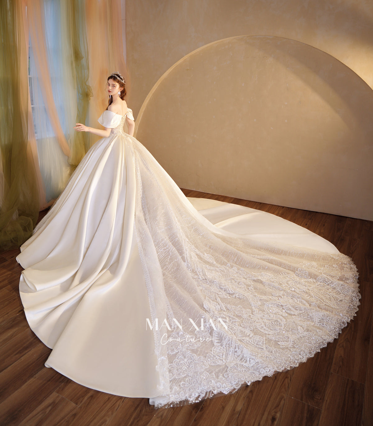 Vestido de Noiva Regal de Cetim com Ombros Descobertos, Saia Rodada, Cauda de Catedral e Aplicações de Renda com Cristais