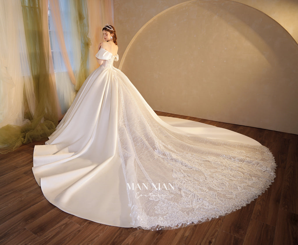 Vestido de Noiva Regal de Cetim com Ombros Descobertos, Saia Rodada, Cauda de Catedral e Aplicações de Renda com Cristais